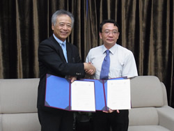 協定書を交わす三浦副学長（左）と席副学長（右）