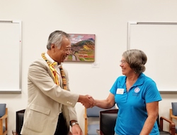学生交流附属書に調印し握手を交わす三浦副学長（左）とハワイ大学カウアイコミュニティカレッジのHelen A. Cox学長（右）