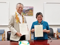 連携に関する覚書にサインしたカウアイ山口県人会のCheryl Matsunami Shintani会長（右）
